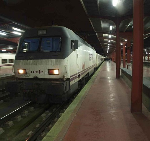 El tren hotel del pasado viernes por la noche. A la izquierda, en su salida de Charmartín y a la derecha, en la estación de Zamora. Fotos Asociación Ferroviaria Zamorana