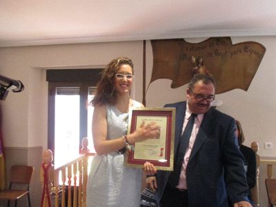 Rocío Herrero recibe el tradicional pergamino de reconocimiento de manos del presidente del Centro Católico de Obreros.