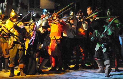 FOTOGALERÍA: DESFILE DE IMPERIALES Y COMUNEROS. Feria Renacentista de Medina del Campo, en la foto los Imperiales a su paso por la Calle Padilla. / Fran Jiménez