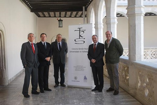 A esta reunión han asistido el vicerrector de Relaciones Internacionales de la UVa, José Ramón González García; el coordinador de Universidades de Castilla y León del Banco Santander José María Pino Muela; el director de la Cátedra Simón Ruiz, Hilario Casado Alonso y el subdirector de la Cátedra y director de la Fundación Museo de las Ferias, Antonio Sánchez del Barrio.