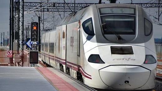 Un tren de Alta Velocidad sale del andén provisional habilitado en la futura estación del AVE de Medina. / F. J.