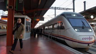 El tren rápido en la estación de Chamartín