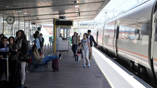 Uno de los primeros Alvia de la línea a Madrid a su llegada a la estación de Salamanca. 
