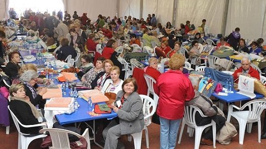 Asistentes a la feria de bolillos que se celebra anualmente en Medina. / F. J.