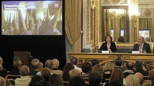 La consejera de Cultura y Turismo de la Junta de Castilla y León, Josefa García Cirac, junto al presidente de la Junta de Cofradias de la Semana Santa de Ávila. Emilio Iglesias en el acto de presentación de la Semana Santa en Castilla y León. / Juan Lázaro