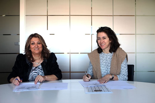 Ángeles Alarcó y Teresa López suscriben el nuevo acuerdo.