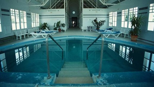 Piscina del balneario de Las Salinas, en Medina del Campo / Fran Jiménez