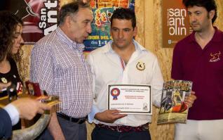  El concejal Óscar Marcos, segundo por la derecha, recoge el premio al Ayuntamiento saucano. Foto José Manuel Fonti 