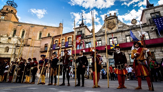 Tropas medinenses ante l iglesia Colegiata de San Antolín y de la Casa Consistorial de medina del Campo