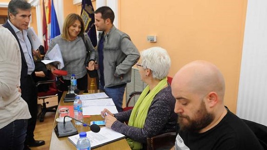 Julián Rodríguez,z, Teresa López, Jorge Barragán, Carmen Alonso y Alberto Arranz, estos tres últimos de Gana Medina, en el pleno de ayer. / F. J.