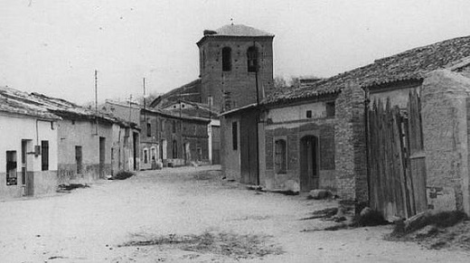 Fotografía antigua de Gomeznarro, con la iglesia de San Nicolás al fondo.