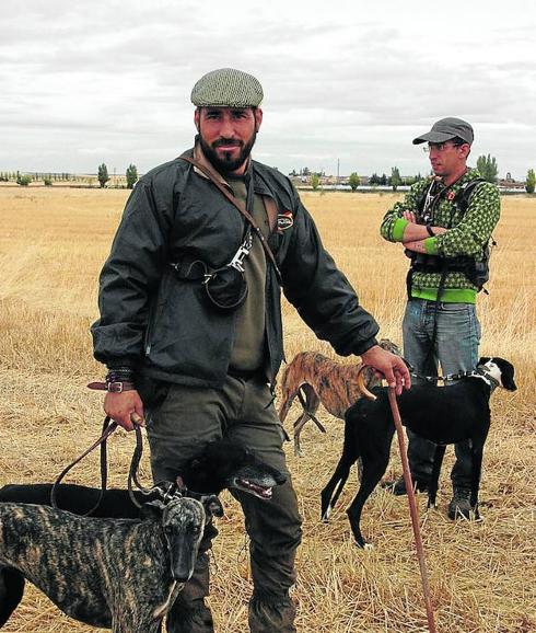 Un galguero de Cantalapiedra listo para la jornada de caza. / J.H.