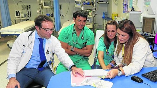 El doctor Arenillas, con otros profesionales del hospital, en el Servicio de Urgencias, puerta de entrada de los casos de ictus. / Henar Sastre