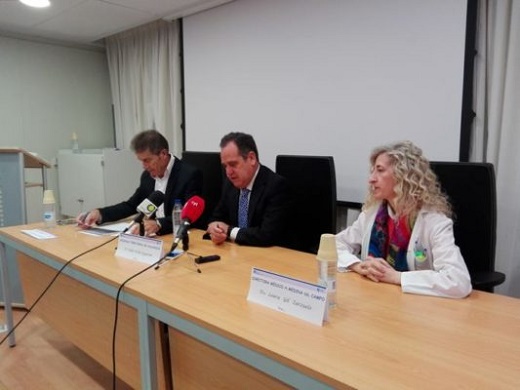 Pablo Trillo, delegado Territorial de la Junta, gerente de Atención Primaria Valladolid Este, José María Pino y y la directora médica del Hospital de Medina del Campo, Laura Gil.