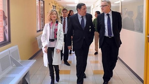 El consejero, junto a Vadillo y la directora Médica del Comarcal. / F. J.