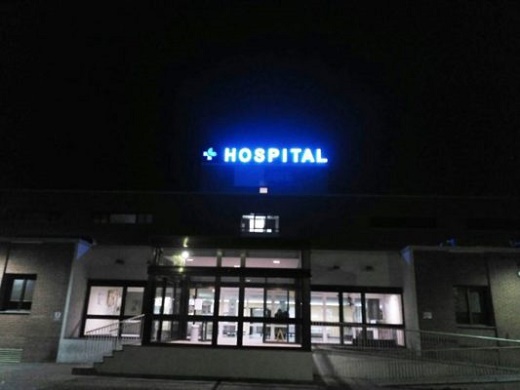 El Hospital Comarcal estrena nueva iluminación en su fachada para facilitar su visibilidad.