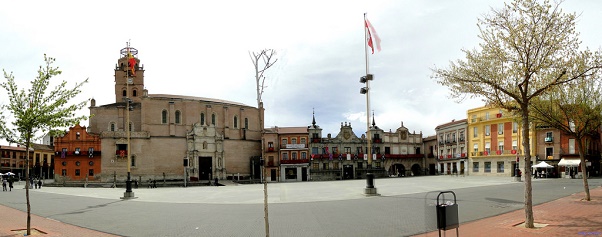 Plaza Mayor de la Hipanidad, Colegiata de San Antolín, Balcón de la Virgen del Pópulo, Oficina de Turismo, Casa Consistorial y Placio Real Testamentario.