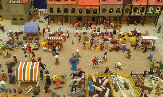 Exposición muestra sobre Playmobil que el patio principal del Ayuntamiento