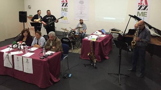 Presentación del programa con música de jazz en directo. / F. J.