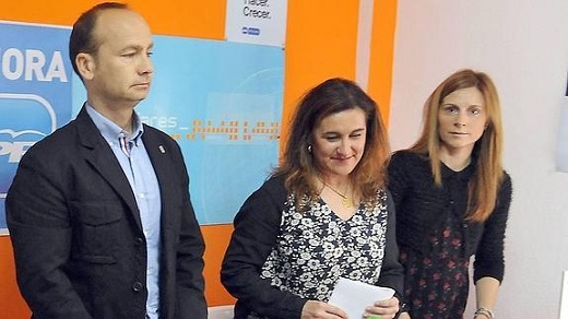 Olga Mohíno, entre Eduardo Marcos y Alicia Ladoire, en la presentación del programa electoral. / F. J.
