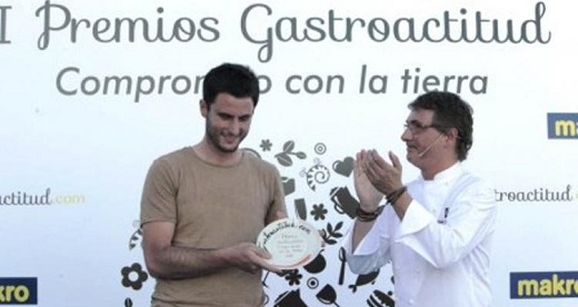 Rubén Valbuena recibió el premio de manos de Andoni Luis Aduriz. :: El Norte 