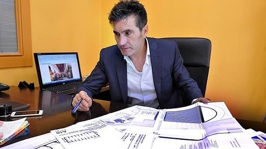 El concejal de Urbanismo de Medina del Campo, Julián Rodríguez, con los proyectos de rehabilitación. / FRAN JIMÉNEZ