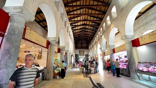 Interior del mercado de las Reales Carnicerías. / F. J.