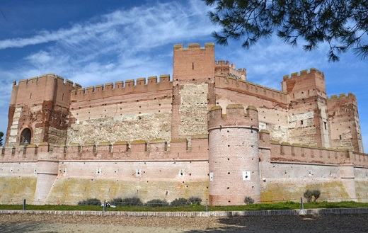 Medina del Campo: La Villa de las Ferias continúa fiel al sobrenombre con que fue bautizada en el siglo XV y XVI, por su carácter festivo y centro neurálgico del comercio de la época, donde abren los domingos y cierran los jueves.