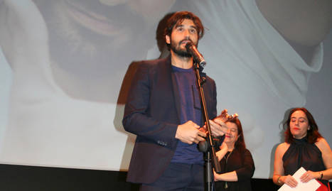 Álex García, tras recibir un premio en la Semana de Cine de Medina del Campo. EFE