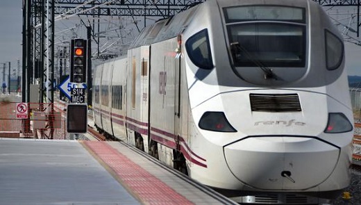 Salida de un tren de Alta Velocidad del andén provisional habilitado en la futura estación del AVE de Medina. / F. J.