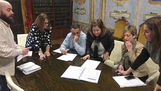 Alberto Arranz, Teresa López, Jesús Hernando, Raquel Alonso, Natalia Peinador y Olga Mohíno, en los momentos previos a la reunión de la comisión investigadora de las obras. / F. J.