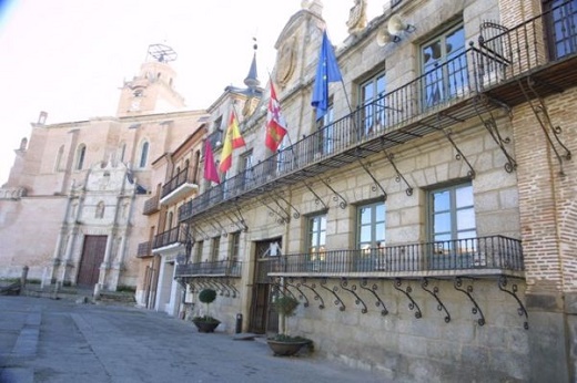 Iglesia Colegiara de San Antolín y fachada principal del Ayuntamiento de Medina del Campo