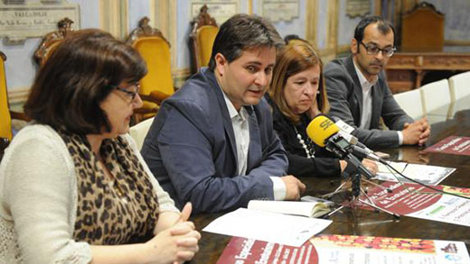 Teresa Rebollo, Raquel Alonso, David Muriel y Jorge Ferrero presentan el curso de especialista en enología. / F. J.