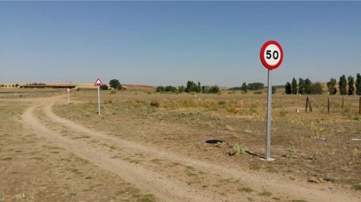 Tres señales de tráfico en cien metros de un camino de tierra