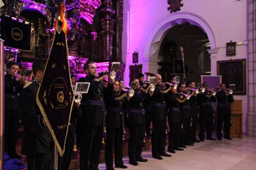 La Banda de Cornetas y Tambores de la Cofradía Nuestro Padre Jesús Nazareno de Cuéllar interpreta una de sus piezas tras el pregón Nazareno / Radio Cuéllar