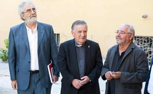 Gonzalo Jiménez (derecha), junto a Miguel Ángel Barbados y Ernesto Escapa, a su llegada al Palacio Quintanar, donde se celebró el encuentro del ciclo 'Los mejores de los nuestros'. / Óscar Costa