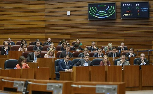 El presidente de la Junta de Castilla y León, Juan Vicente Herrera , junto a los procuradores del PP, durante una sesión del Debate de Política General. / Nacho Gallego-efe
