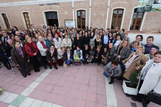 Mujeres participantes en los actos, a las puertas del Consistorio de Fresno el Viejo.