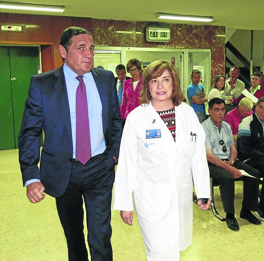 El consejero de Sanidad, Antonio María Sáez Aguado, y la gerente del hospital, Cristina Granados. / WORD