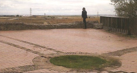 Mal llamado Mirador de la Reina ya que es donde está ubicado el "Pozos de Nieve" en el castillo de la Mota. —Reconstrucción del lugaar donde estaba la boca del pozo de nieve de La Mota (Medina del Campo) y cuyo paraje se conoce como Mirador de la Reina. Foto José María Cabezas— en Medina del Campo.