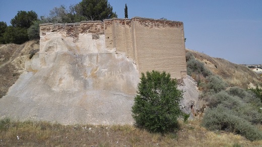 Mal llamado Mirador de la Reina ya que es donde está ubicado el "Pozos de Nieve" en el castillo de la Mota. — en Medina del Campo. Exterior del pozo de nieve en una ladera de La Mota, donde se aprecian las grandes proporciones que tenía y, en la parte inferior, la puerta de desagüe. Foto Miguel Plaza. — en Medina del Campo.