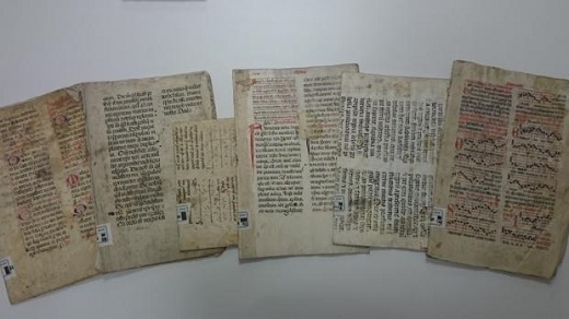 Parte de los documentos musicales del archivo Simón Ruiz. Debajo, manuscrito sobre pergamino - MUSEO DE LAS FERIAS