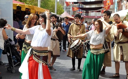 Bailarinas en la Feria Renacentista de Medina del Campo, Valladolid / FRAN JIMÉNEZ