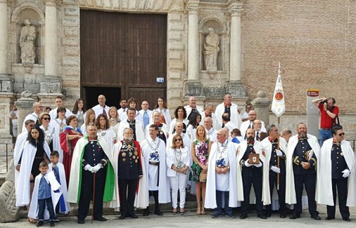 VISITA. Caballeros Ballesteros de Santa Elena posan ante la Colegiata San Antolín de Medina del Campo.