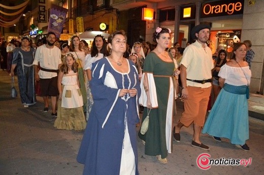 Desfile inaugural de Imperiales y Comuneros.