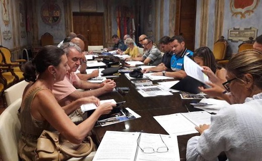 Miembros de la Junta de Seguridad, reunida ayer en el Ayuntamiento de Medina. / P. GONZÁLEZ
