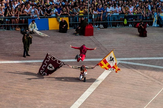 Los maestros acróbatas, músicos y abanderados de Arezo, Italia