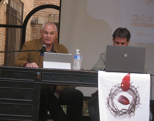 Fulgencio García durante la presentación del 30 Encuentro, a su lado, David Muriel.