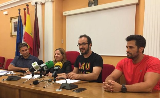 De izquierda derecha, el técnico de desarrollo local y coordinador de la Semana Renacentista, David Muriel, la concejala de desarrollo local, Raquel Alonso, el director del festival, Rodrigo Tamariz y el responsable de AV Sistemas, Daniel Calvo / P.G.