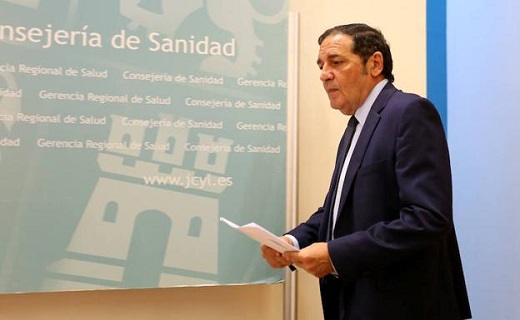 El consejero de Sanidad, Antonio María Sáez, informa de los datos de listas de espera quirúrgicas correspondientes al segundo trimestre de 2017. / Leticia Pérez